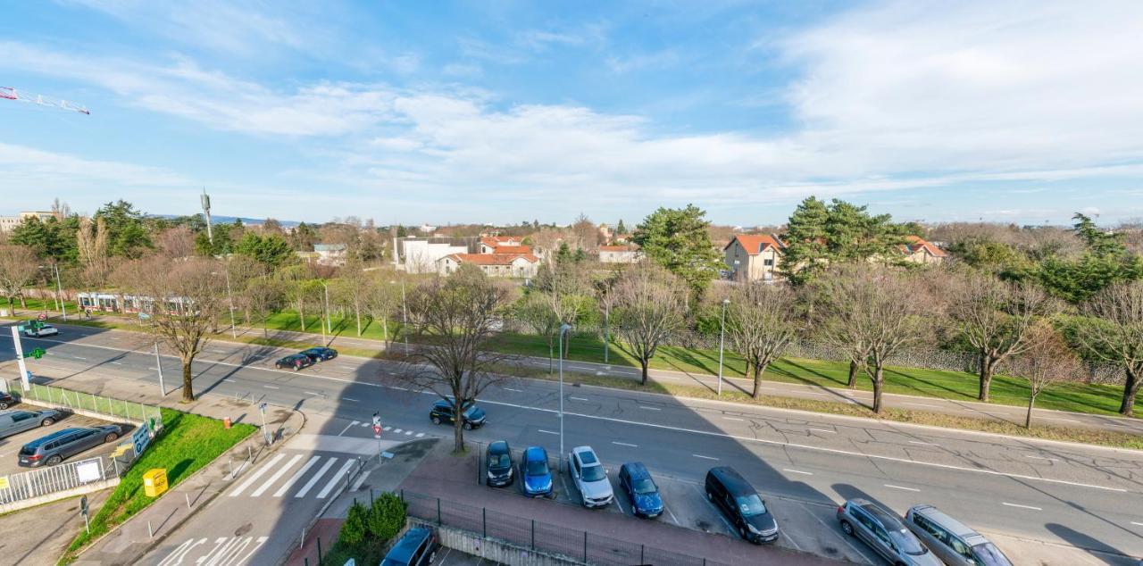 T2 De Standing Climatise Avec Parking Prive, Tram T2 T5, Hopitaux Est Apartment Bron Ngoại thất bức ảnh